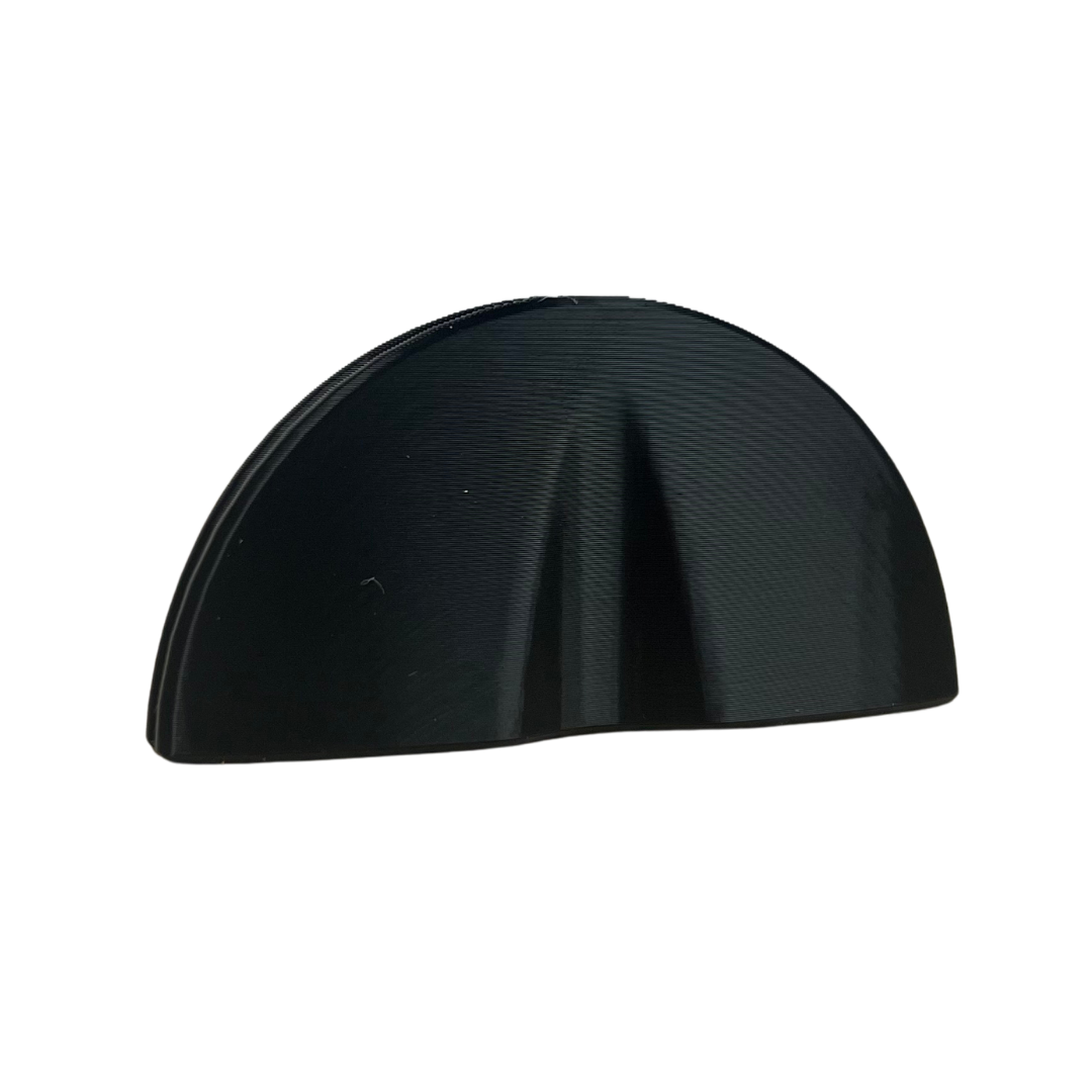 Soporte de cartas semicircular Beetle Print negro mostrado de perfil para apreciar su forma curva y ranura superior