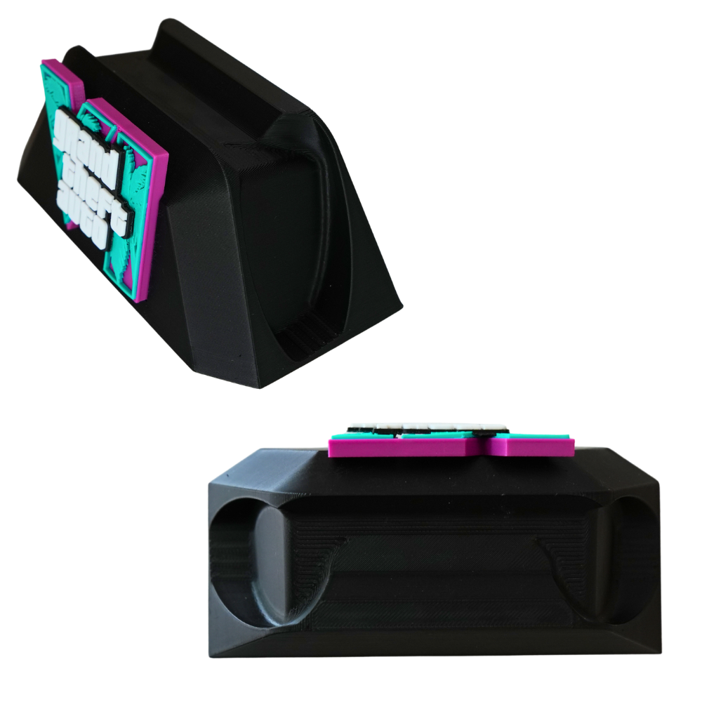 Soporte para mando gaming impreso en 3D con diseño inspirado en Vice City visto en perspectiva.