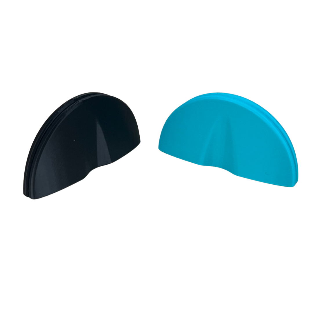 Comparativa de soportes de cartas semicirculares Beetle Print en negro y azul, dos colores disponibles para juegos de mesa
