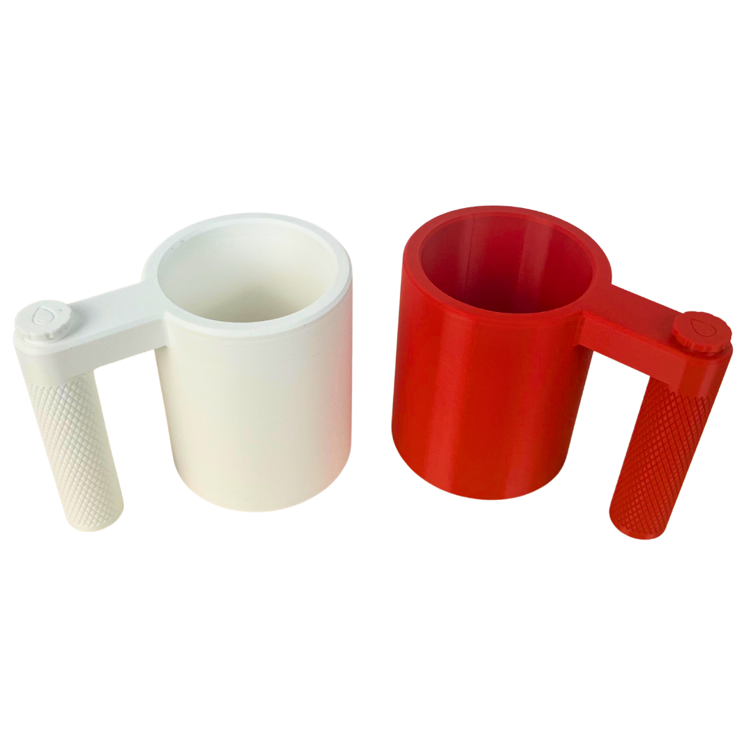 Tazas enfriadoras de latas Beetle Print en colores rojo y blanco mostradas juntas para comparar ambos acabados