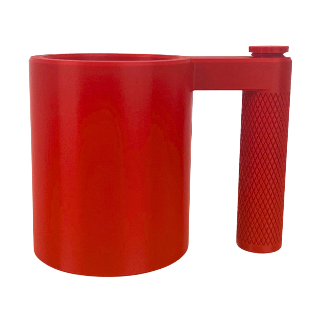 Detalle de la taza enfriadora de latas Beetle Print roja mostrando el cuerpo exterior y el asa lateral