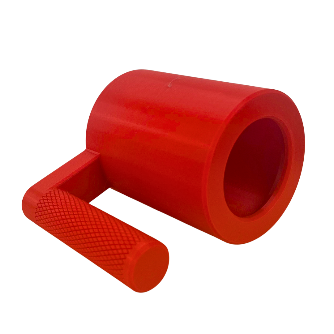 Taza enfriadora de latas Beetle Print roja mostrada de lado con asa integrada y diseño cilíndrico