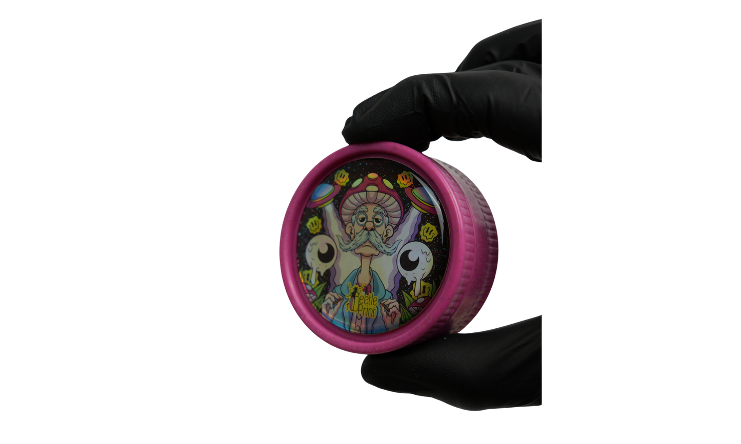 Uso del grinder biodegradable Beetle Print® negro con Logo B, molinillo manual ligero en uso para parafernalia