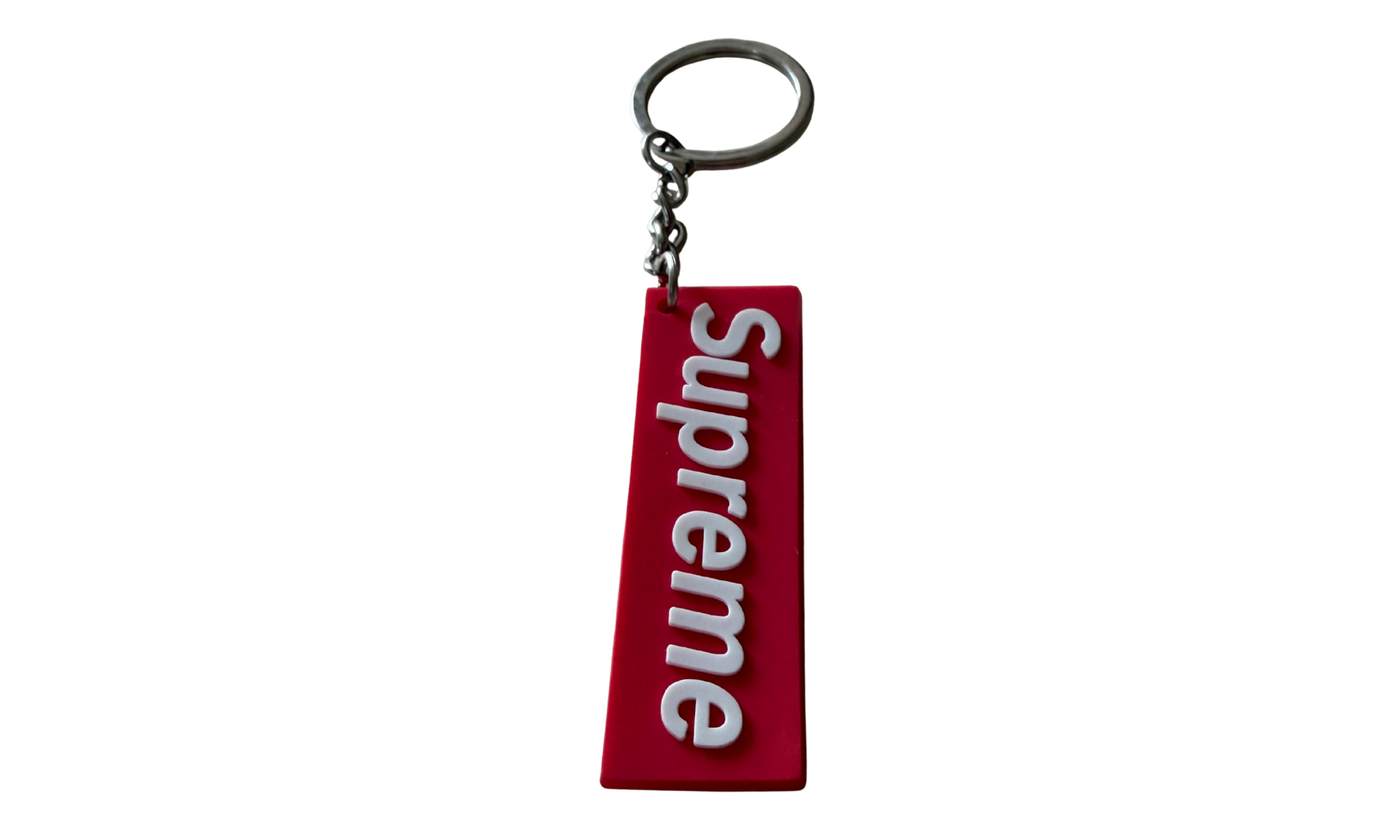 Llavero tag de silicona estilo streetwear con cadena metálica y letras en relieve rojo vista frontal