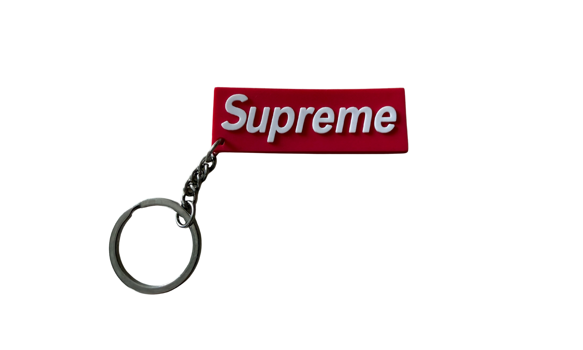 Llavero tag de silicona estilo streetwear con cadena metálica y letras en relieve rojo vista lateral