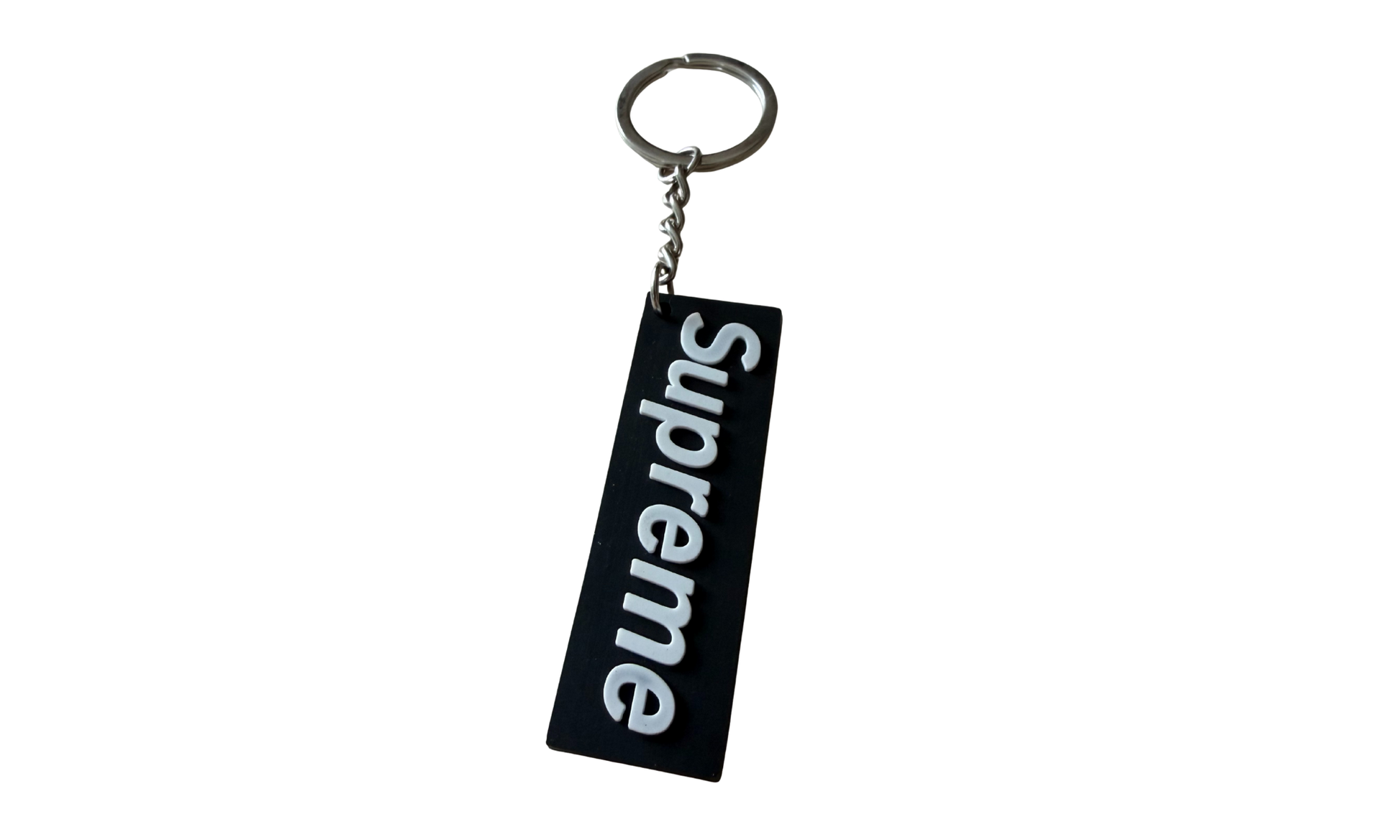 Llavero tag de silicona estilo streetwear con cadena metálica y letras en relieve negro vista frontal
