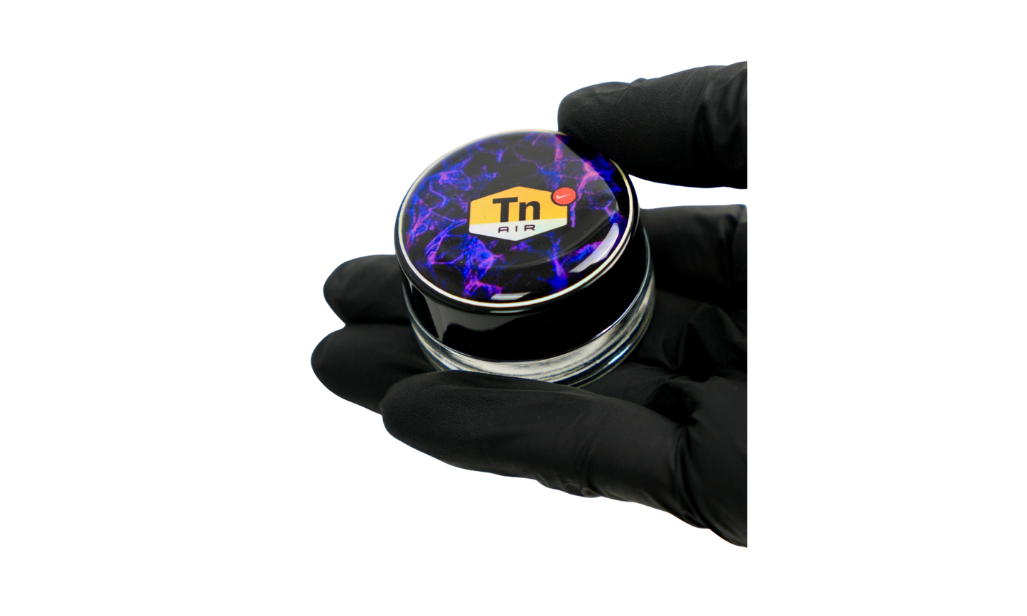 Tarro de vidrio de 5 ml con logo DIR eléctrico azul y acabado en resina premium sobre mano de Beetle Print