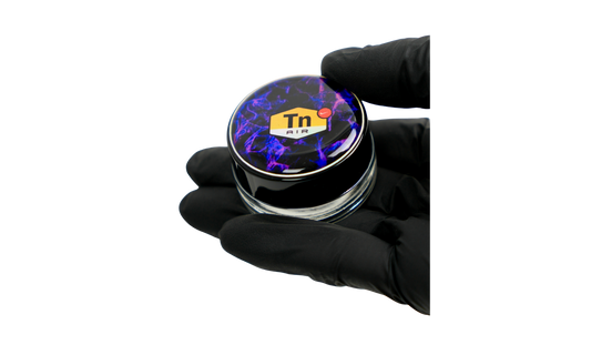 Tarro de vidrio de 5 ml con logo DIR eléctrico azul y acabado en resina premium sobre mano de Beetle Print