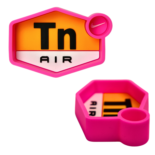 Cenicero de silicona rosa con diseño tipo logo urbano, resistente al calor y fácil de limpiar