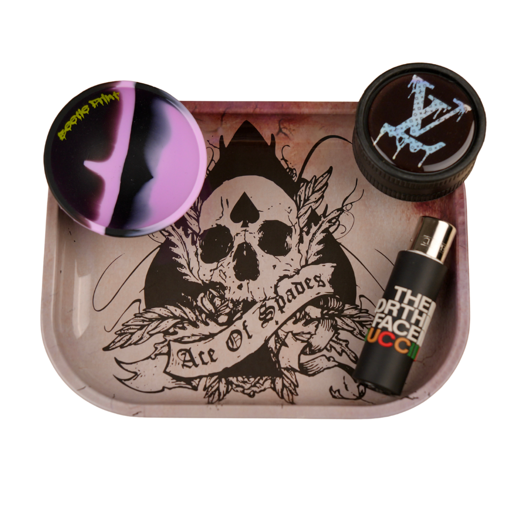 Pack de accesorios Beetle Print con bandeja de diseño calavera vintage, bowl de silicona en tonos negro y lila, grinder Bio y funda para mechero negra con diseño gráfico minimalista