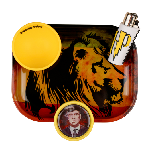 Pack de accesorios Beetle Print con bandeja diseño león, bowl de silicona amarillo, grinder con resina holográfica y diseño Thomas Shelby, y funda para mechero con motivo de rayo