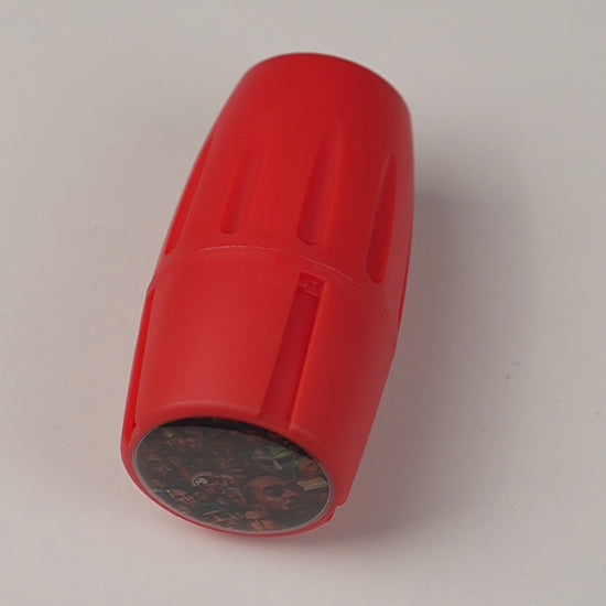Vídeo demostración de grinder tubo portátil con compartimento oculto y diseños holográficos variados