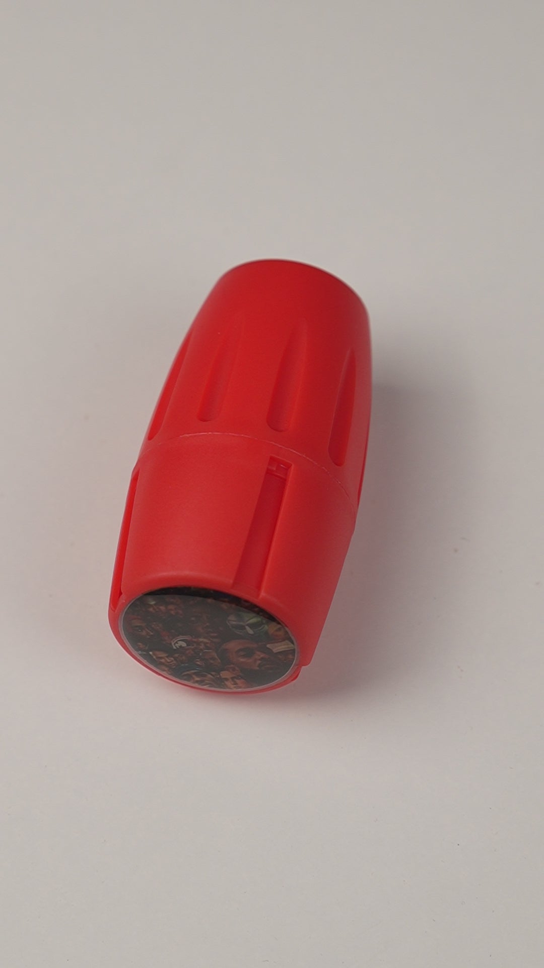 Vídeo demostración de grinder tubo portátil con compartimento oculto y diseños holográficos variados