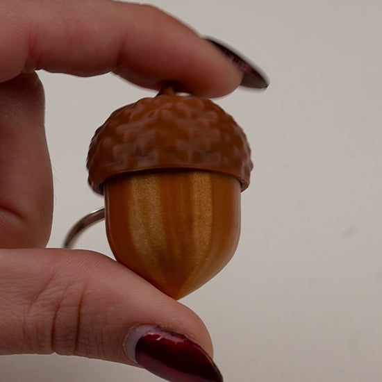 llavero antiestrés beetle print bellota en uso presionando boton clicker
