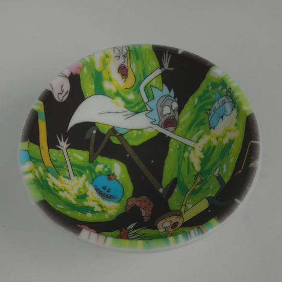 Vídeo mostrando un bowl de silicona Rick y Morty de Beetle Print mientras se mezclan Lacasitos para demostrar su capacidad, estabilidad y acabado antiadherente.