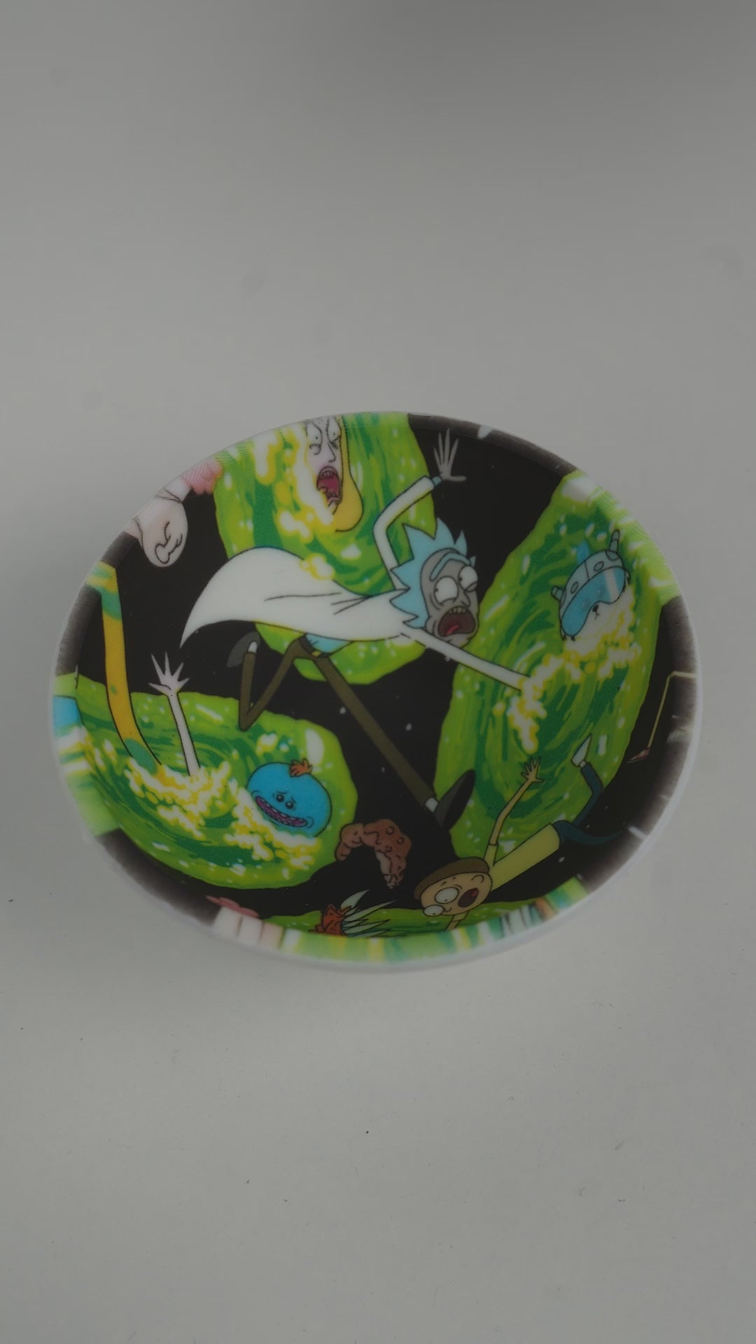 Vídeo mostrando un bowl de silicona Rick y Morty de Beetle Print mientras se mezclan Lacasitos para demostrar su capacidad, estabilidad y acabado antiadherente.