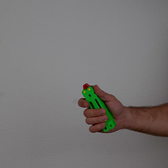 Vídeo demostrativo de la funda Spin Flame mostrando el sistema de apertura tipo mariposa, cómo se extrae el mechero y cómo vuelve a colocarse en su interior.