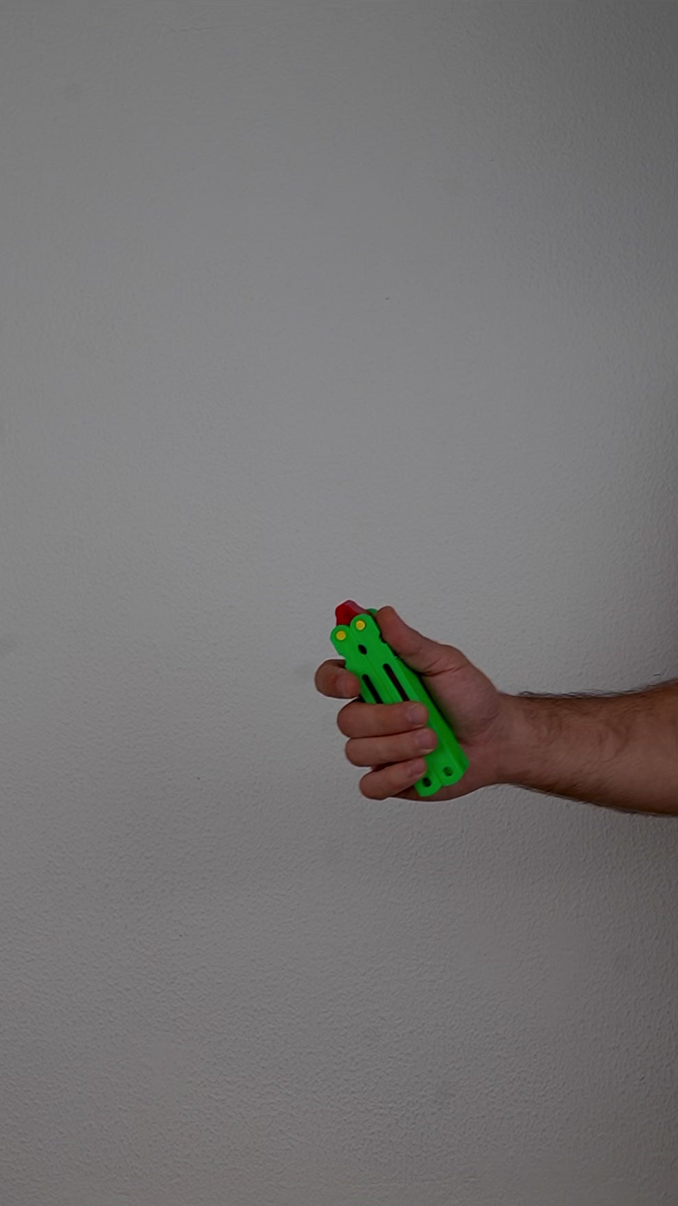 Vídeo demostrativo de la funda Spin Flame mostrando el sistema de apertura tipo mariposa, cómo se extrae el mechero y cómo vuelve a colocarse en su interior.