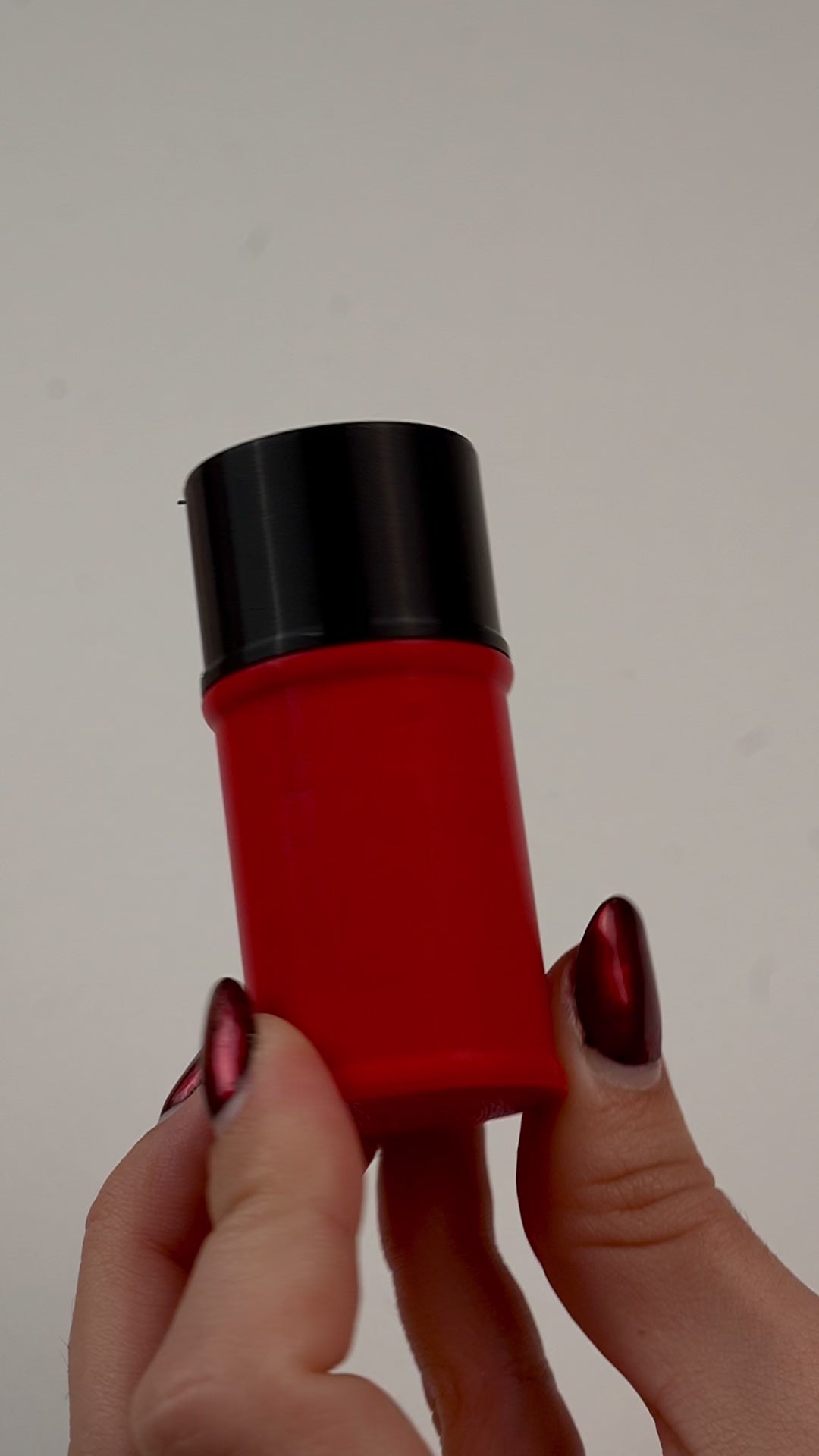 fidget antiestrés beetle print spray en uso presionando boton clicker