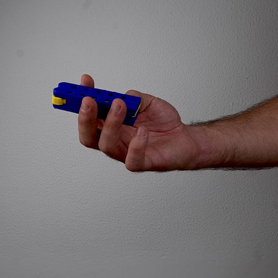 Vídeo demostrativo de la funda para mechero BIC Spin Flame Mini mostrando la apertura tipo mariposa (Butterfly Flip) y cómo sacar y guardar el mechero con un giro rápido.