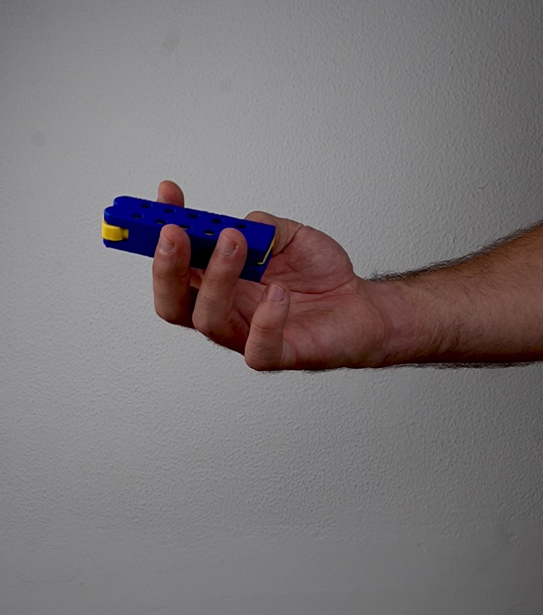 Vídeo demostrativo de la funda para mechero BIC Spin Flame Mini mostrando la apertura tipo mariposa (Butterfly Flip) y cómo sacar y guardar el mechero con un giro rápido.