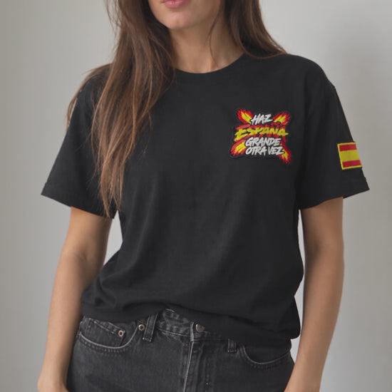Mujer luciendo la camiseta negra Haz España Grande Otra Vez de Beetle Print, mostrando el diseño de la prenda y sus detalles.