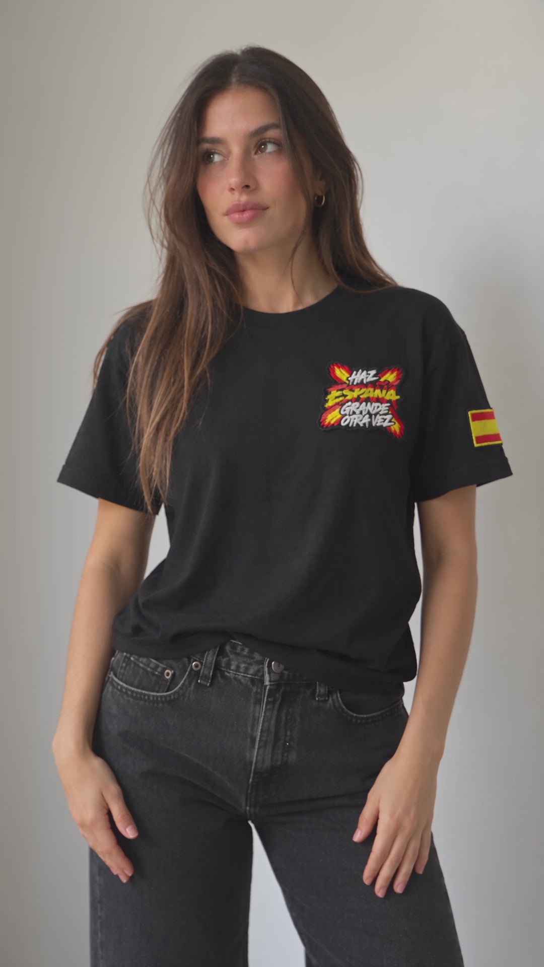 Mujer luciendo la camiseta negra Haz España Grande Otra Vez de Beetle Print, mostrando el diseño de la prenda y sus detalles.