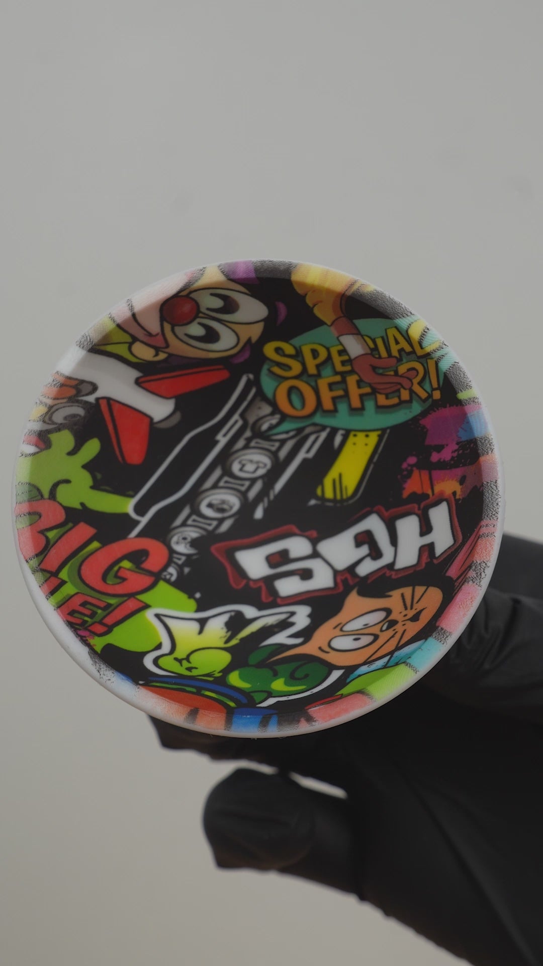 Vídeo demostrativo de la calidad del bowl de silicona Calaveras de Beetle Print, destacando su flexibilidad, resistencia y acabado premium.