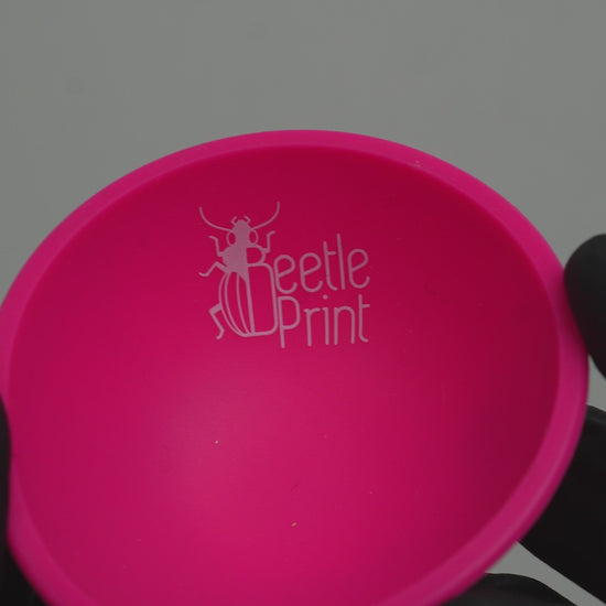Vídeo demostrativo de la flexibilidad y resistencia del bowl de silicona Beetle Print, mostrando cómo se dobla sin deformarse.