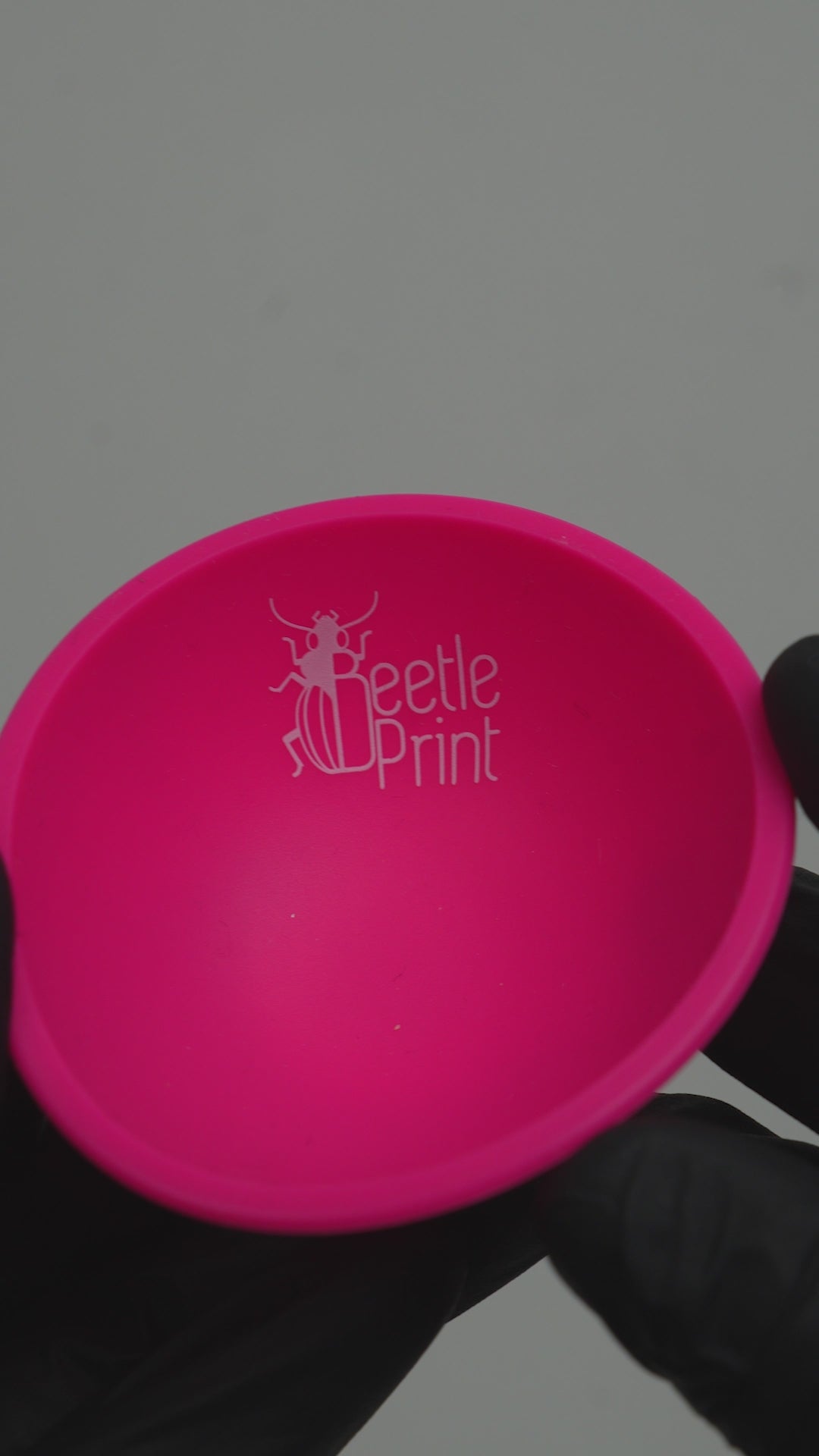 Vídeo demostrativo de la flexibilidad y resistencia del bowl de silicona Beetle Print, mostrando cómo se dobla sin deformarse.