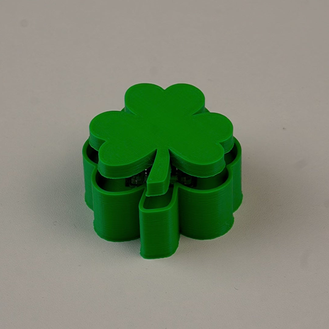 fidget antiestrés beetle print trébol en uso presionando boton clicker